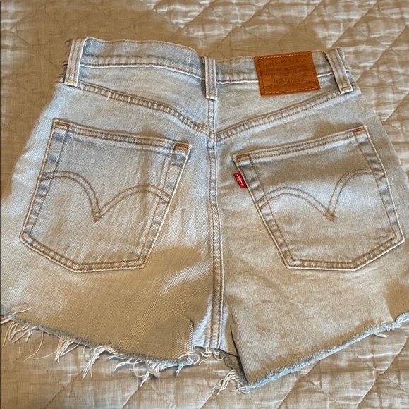 NWOT Levi’s Premium Ribcage Studded Denim Shorts - Picture 4 of 5